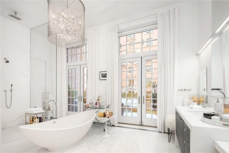 Image may contain Tub Bathtub Interior Design Indoors and Room