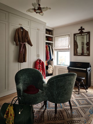 primary closet with têteàtête chairs