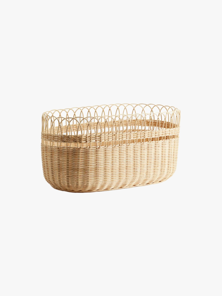 Oval storage basket in rattan.