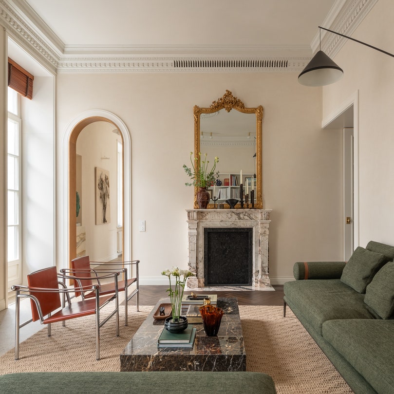 A Midcentury Aesthetic Brings Out the Best in This Circa-1900 Apartment