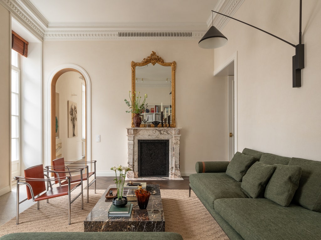 A Midcentury Aesthetic Brings Out the Best in This Circa-1900 Apartment