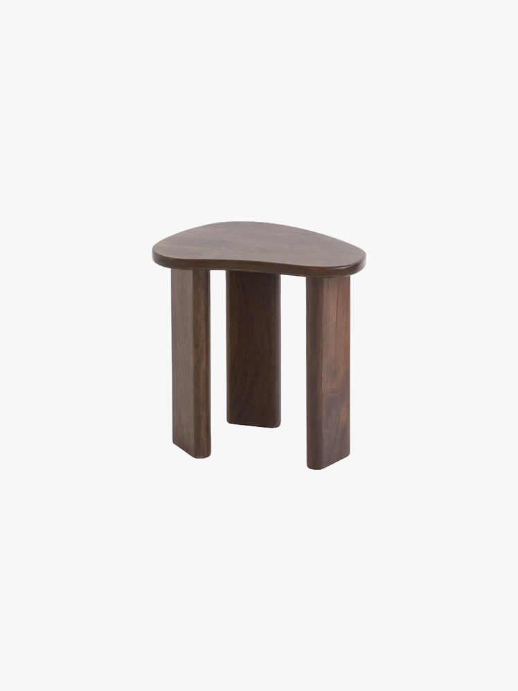 Asymmetric side table in thick waxed mango wood with a solid tabletop.