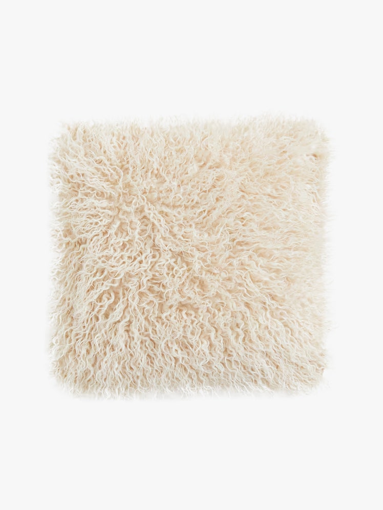 Square cushion cover in light beige faux fur.