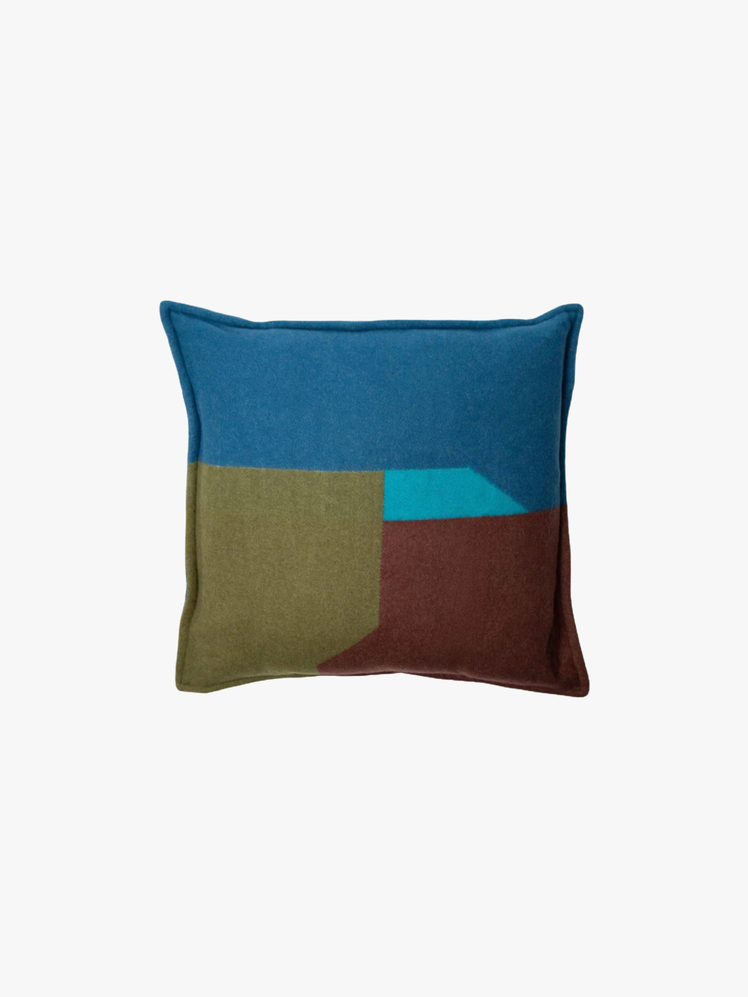 Square cushion made of fine yarns of lambswool and cashmere with geometric pattern in bold colors.