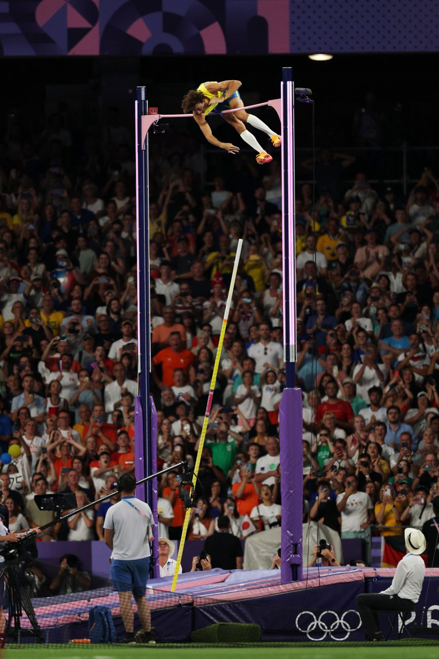 Duplantis completes his world-record pole vault. On his final attempt, Duplantis cleared 6.25 meters (20 feet, 6 inches), <a href="https://www.cnn.com/2024/08/05/sport/mondo-duplantis-pole-vault-world-record-paris-olympics-spt-intl/index.html">breaking the world record for the ninth time in his career</a>.