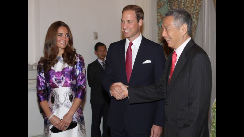 The Duke and Duchess of Cambridge meet Prime Minister Lee Hsien Loong at the Istana for a state dinner on the first day of their Diamond Jubilee tour in Singapore. <a href="http://www.cnn.com/SPECIALS/world/photography/index.html">See more of CNN's best photography</a>.