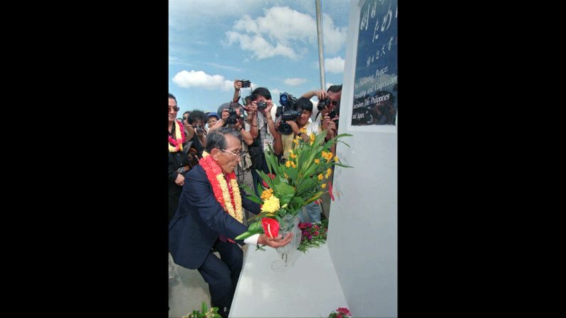 Onoda lays a wreath at the Philippine-Japan Friendship Shrine at Tilik on Lubang Island in the Philippines in May 1996. Onoda made <a href="http://www.cnn.com/WORLD/9605/26/philippines.straggler/">his first visit to the island</a> since coming out of hiding from the jungle there in 1974.