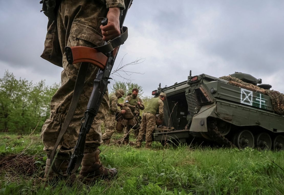 Ukrainian servicemen of the 25th Separate Airborne Brigade load a Marder infantry fighting vehicle near a frontline in Donetsk in April 29, 2024. REUTERS/Oleksandr Ratushniak