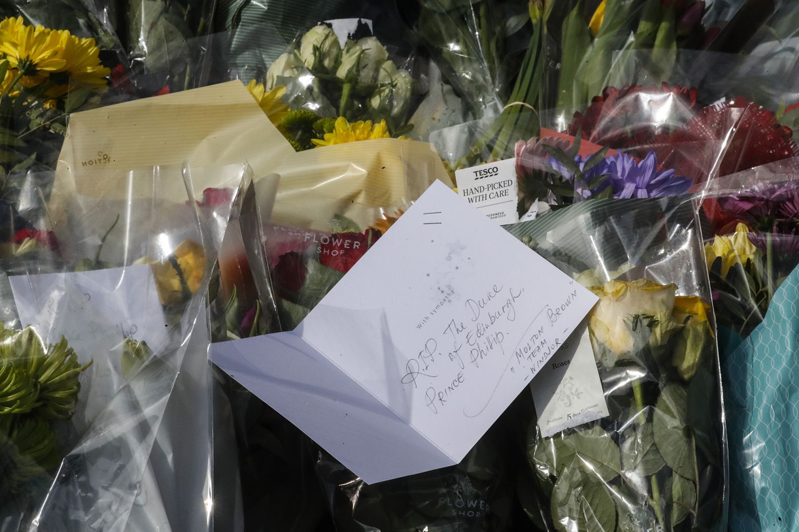 A note is left outside Windsor Castle.