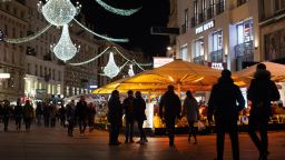 VIENNA, AUSTRIA - NOVEMBER 19: People walk on Graben shopping street in the city center on November 19, 2021 in Vienna, Austria. Austrian authorities announced today that the country will go into a nationwide lockdown beginning this coming Monday for 20 days in response to the current high levels of novel coronavirus infections. Austria has already mandated restrictions for people yet unvaccinated. (Photo by Thomas Kronsteiner/Getty Images)