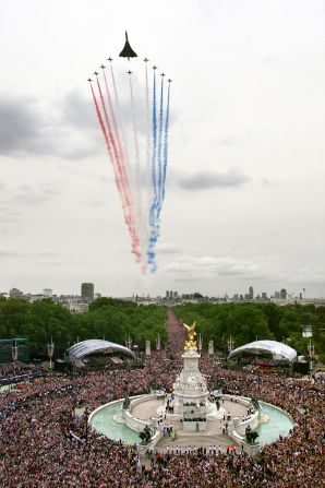 One million people gather along the Mall for the finale of the Golden Jubilee celebrations -- a <a href="http://www.cnn.com/2002/WORLD/europe/06/04/uk.jubilee/index.html" target="_blank">fly-past</a> over Buckingham Palace. Concorde, Tornado fighters and a new Eurofighter combat plane were among the 27 aircraft to soar over the royal residence. 