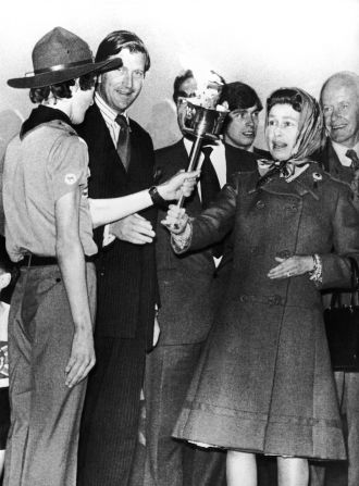 As part of the Silver Jubilee celebrations in 1977, a scout hands the Queen, who was visiting Australia, the torch that was used to ignite the Olympic flame in Sydney in 1956. On June 6, she used the flame to light a bonfire beacon at Windsor, which started a chain of beacons across the country to mark the start of celebrations for the 25th anniversary of her accession to the throne.