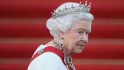 BERLIN, GERMANY - JUNE 24:  Queen Elizabeth II arrives for the state banquet in her honour at Schloss Bellevue palace on the second of the royal couple's four-day visit to Germany on June 24, 2015 in Berlin, Germany. The Queen and Prince Philip are scheduled to visit Berlin, Frankfurt and the concentration camp memorial at Bergen-Belsen during their trip, which is their first to Germany since 2004.  (Photo by Sean Gallup/Getty Images)