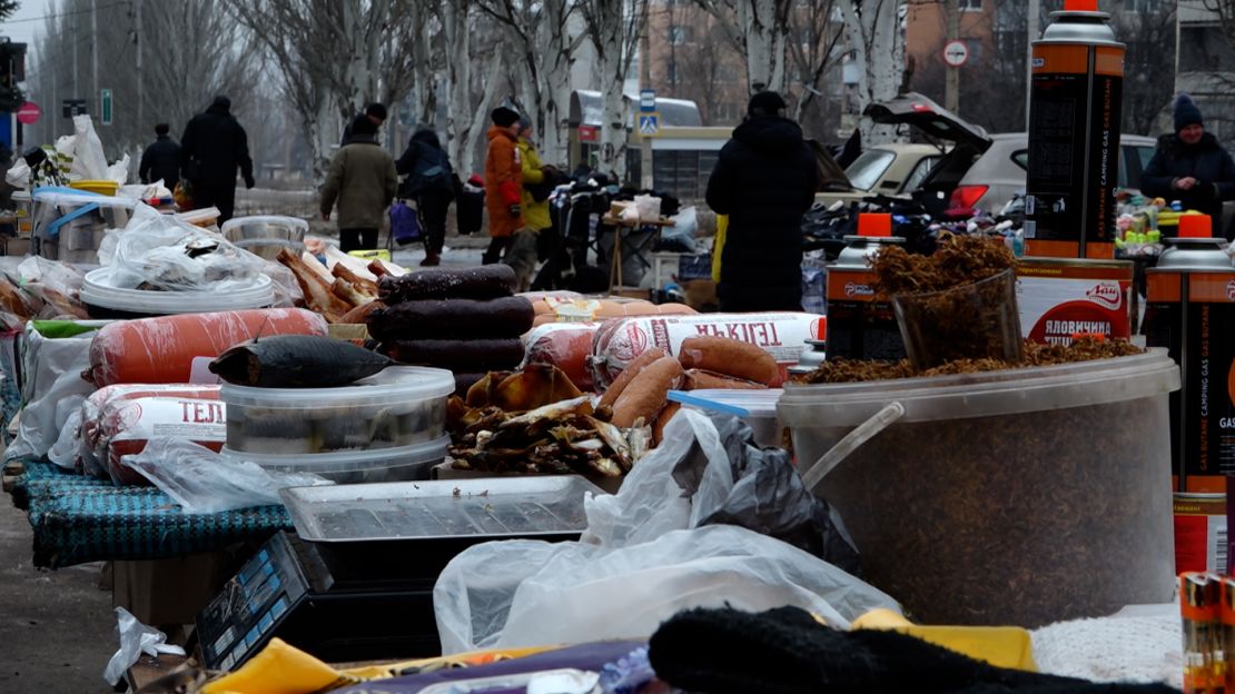 A makeshift market in Bakhmut.