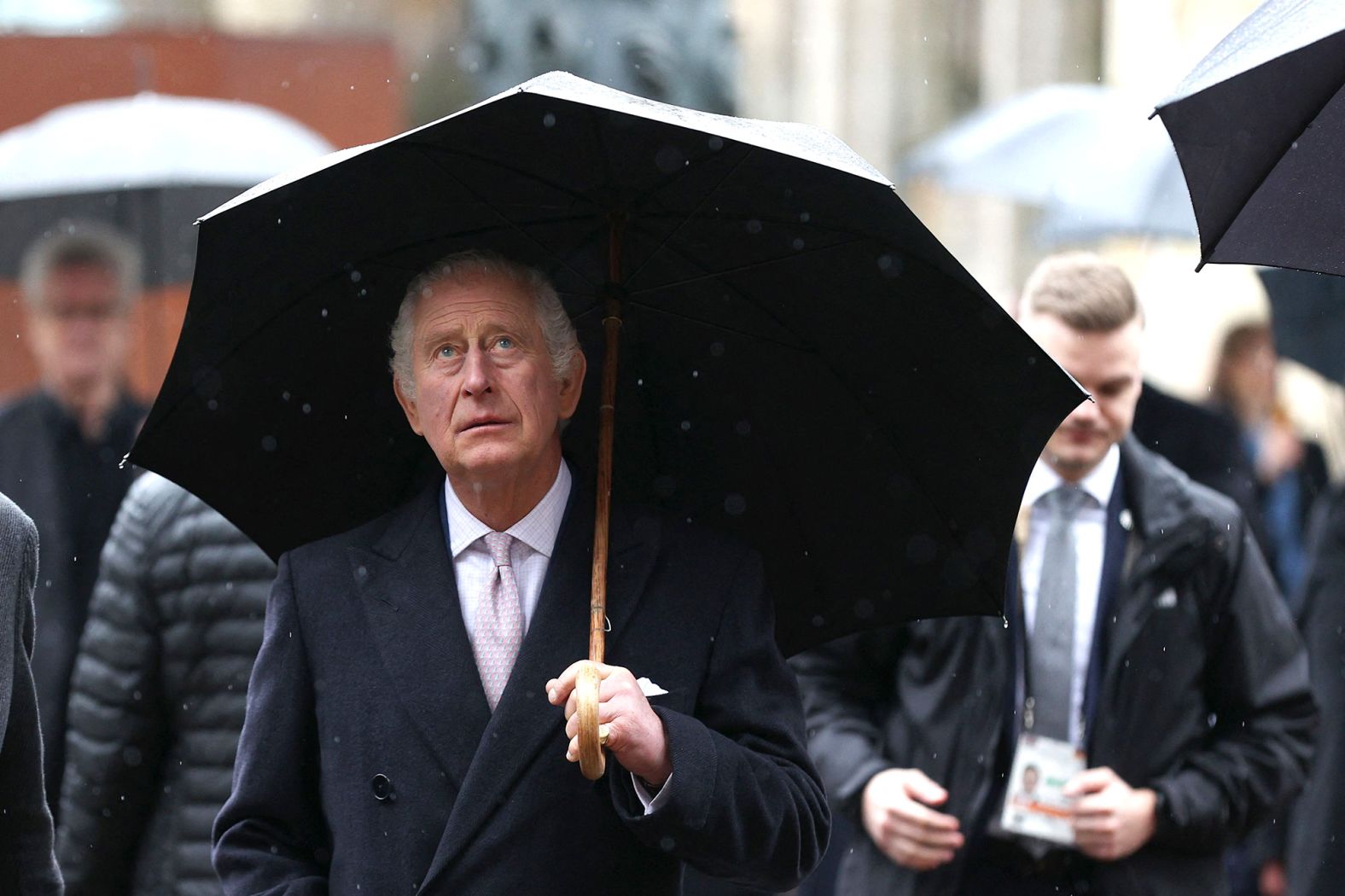 The King visits the St. Nikolai Memorial Church in Hamburg.