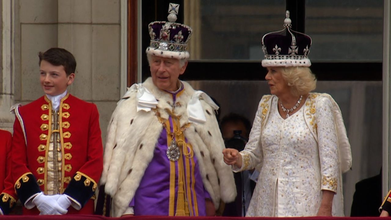 king charles queen camilla balcony