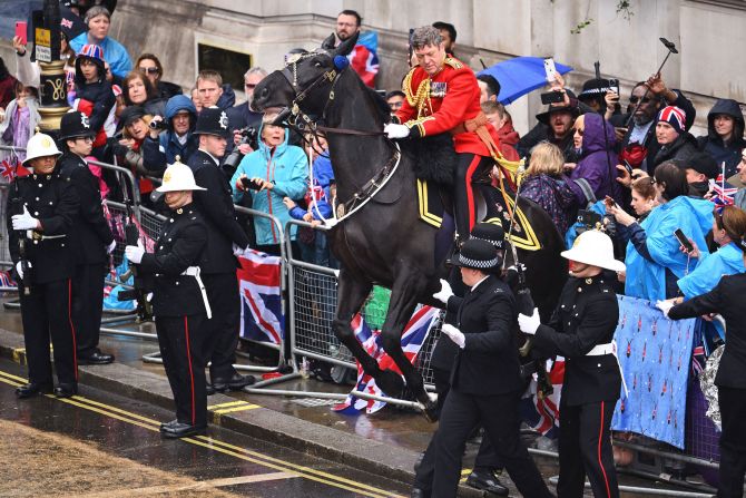 A horse, apparently spooked, rears back into a crowd and <a href="https://twitter.com/PA/status/1654849731342790656" target="_blank" target="_blank">crashes into a barrier</a> during the procession. The animal was quickly brought back under control.