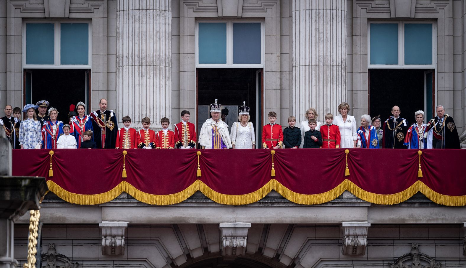 The King and Queen appear on the Buckingham Palace balcony with <a href="https://www.cnn.com/uk/live-news/king-charles-iii-coronation-ckc-intl-gbr/h_dcb973f7bd4018889eb1a3926ad669ad" target="_blank">various members of the royal family</a> following their coronation.