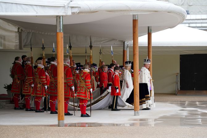 The King and Queen arrive at the palace to receive a <a href="https://www.cnn.com/uk/live-news/king-charles-iii-coronation-ckc-intl-gbr/h_72296ae1e68f2f1709fe7c38b007aeb4" target="_blank">royal salute</a> from members of the military.
