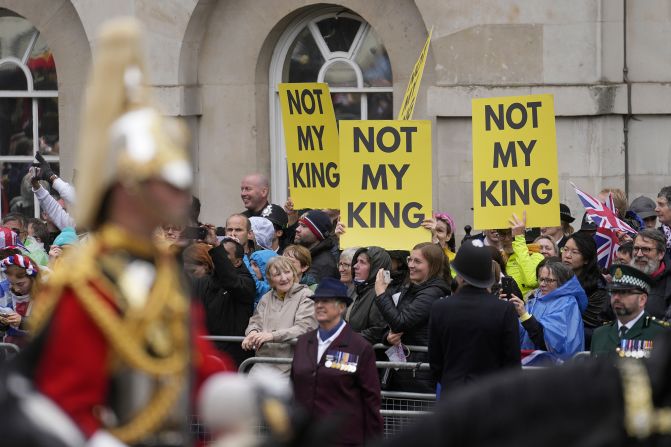 The procession passes <a href="https://www.cnn.com/2023/05/07/uk/police-protesters-arrested-coronation-ckc-gbr-intl/index.html" target="_blank">anti-monarchy protesters</a>.