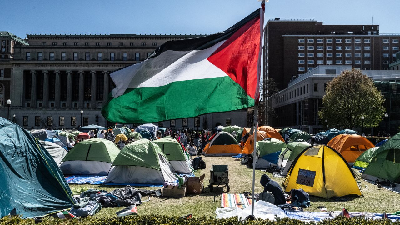 NEW YORK, NEW YORK - APRIL 25: Columbia University students participate in an ongoing pro-Palestinian encampment on their campus following last week's arrest of more than 100 protesters on April 25, 2024 in New York City. In a growing number of college campuses throughout the country, student protesters are setting up tent encampments on school grounds to call for a ceasefire in Gaza and for their schools to divest from Israeli companies. (Photo by Stephanie Keith/Getty Images)