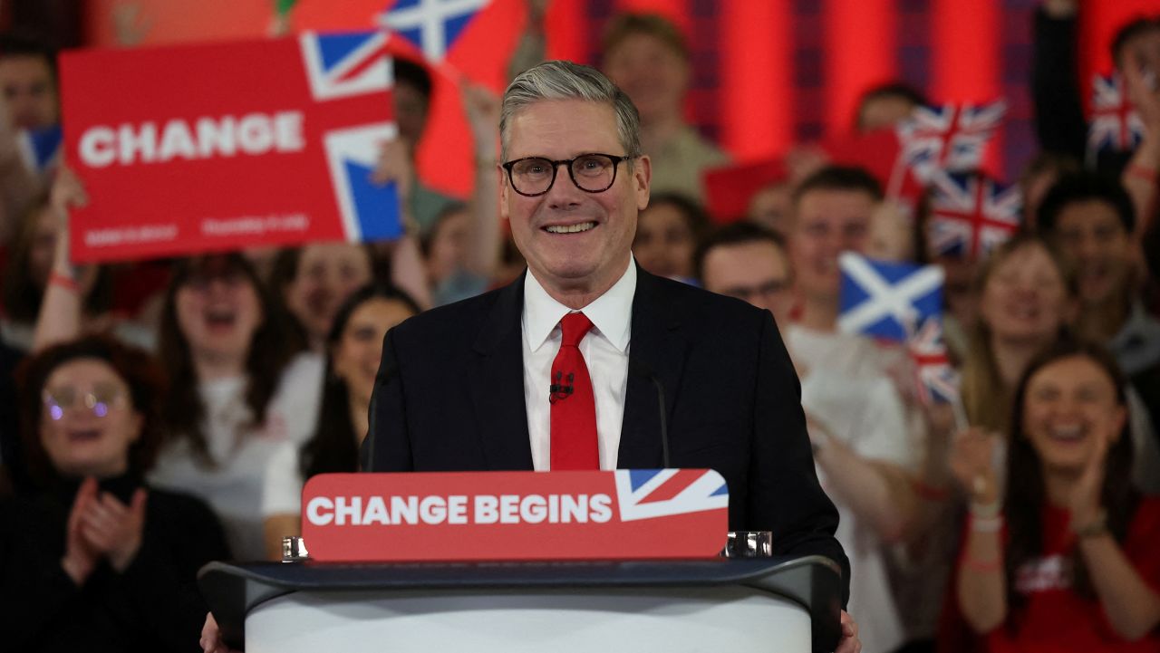 Keir Starmer, leader of Britain's Labour party, addresses his supporters at a reception to celebrate his win in the election, at Tate Modern, in London, Britain, July 5, 2024. REUTERS/Suzanne Plunkett