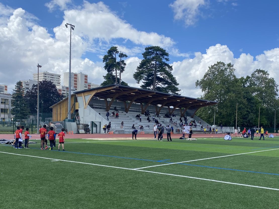 A triathlon under way in the Parc Municipal des Sports of Épinay-sur-Seine after renovations on June 22, during a federal event with FFA members including CSME Athlétisme, SEP Athlétisme, CA Montreuil, CA Sevran and CA Romainville.