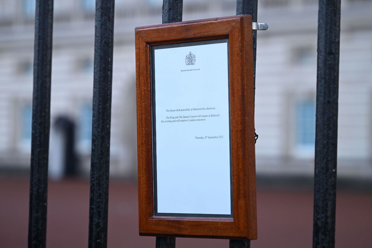 An official statement confirming the death of Queen Elizabeth II is displayed in front of Buckingham Palace on Thursday.