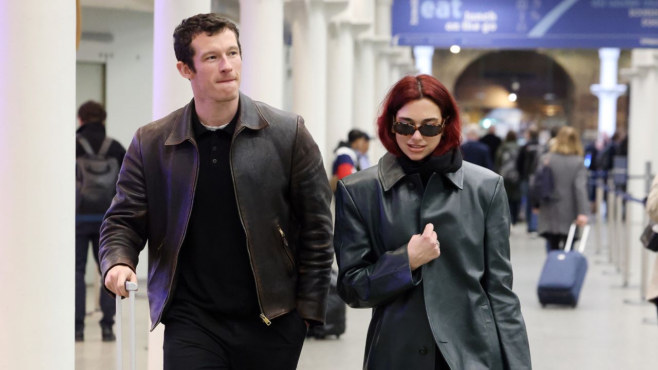 LONDON, ENGLAND - MARCH 26: Dua Lipa and Callum Turner arriving at London St Pancras Station after taking the Eurostar from Paris on March 26, 2024 in London, England. (Photo by Neil Mockford/GC Images)