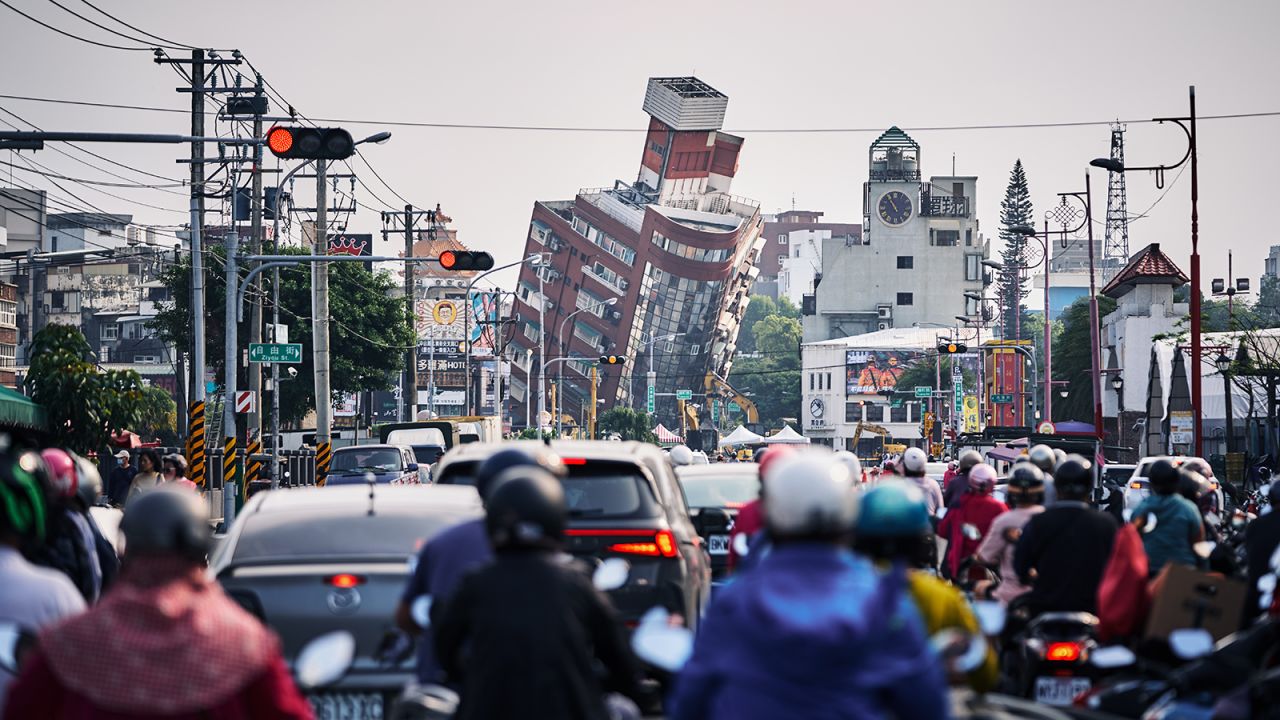 Traffic builds in front of a damaged building in Hualien following this week's deadly earthquake.