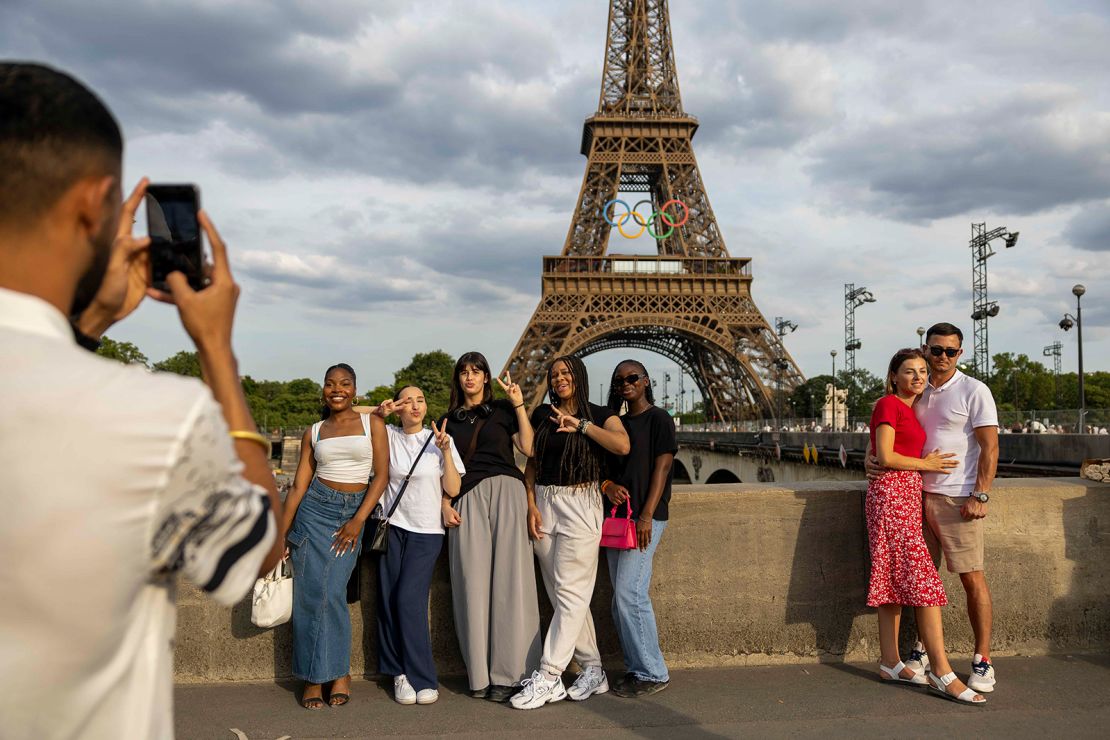 Asking someone to take a photo for you? Say "bonjour" first.