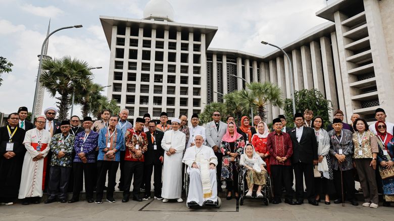 Pope Francis (C) and Grand Imam of Istiqlal Mosque Nasaruddin Umar (centre, L) pose for a family photo following an interreligious meeting with religious leaders at the Istiqlal Mosque in Jakarta on September 5, 2024.