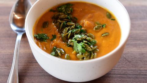 WU3001_ree-drummond-simple-curry-pumpkin-soup-2_s4x3.jpg