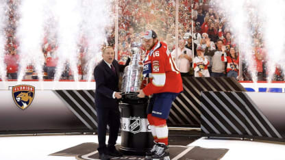 Barkov zdvíha Stanley Cup