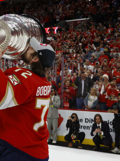 Stanley Cup dostal od Barkova Bobrovskij