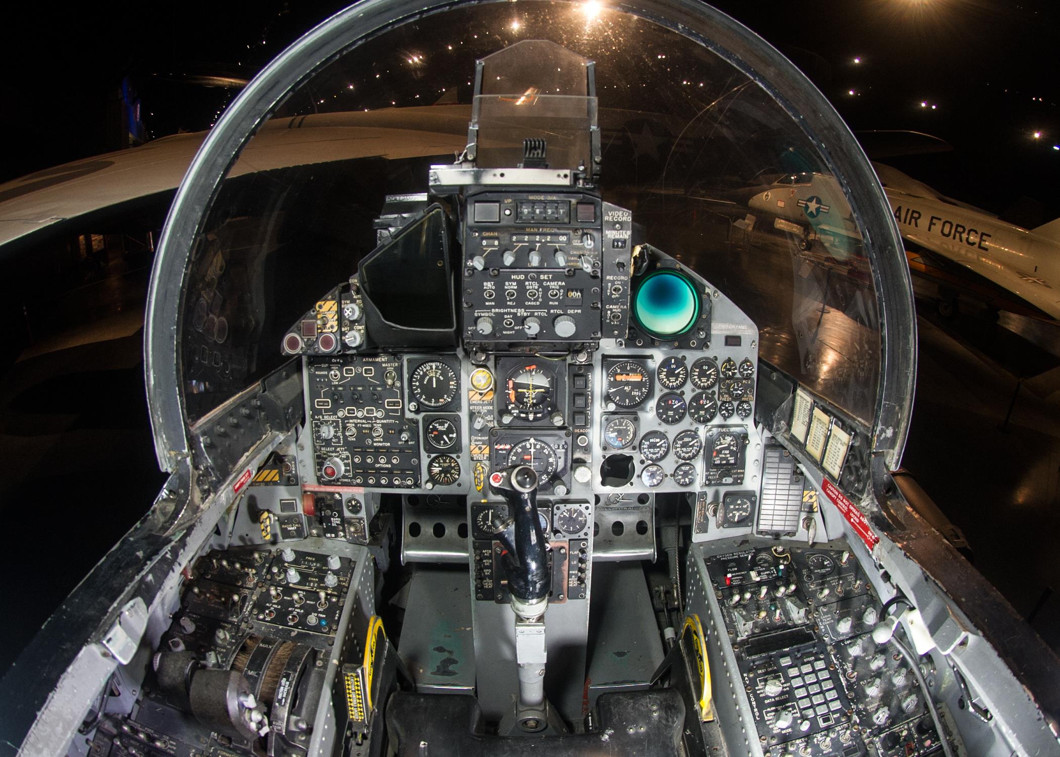 F 15 Cockpit