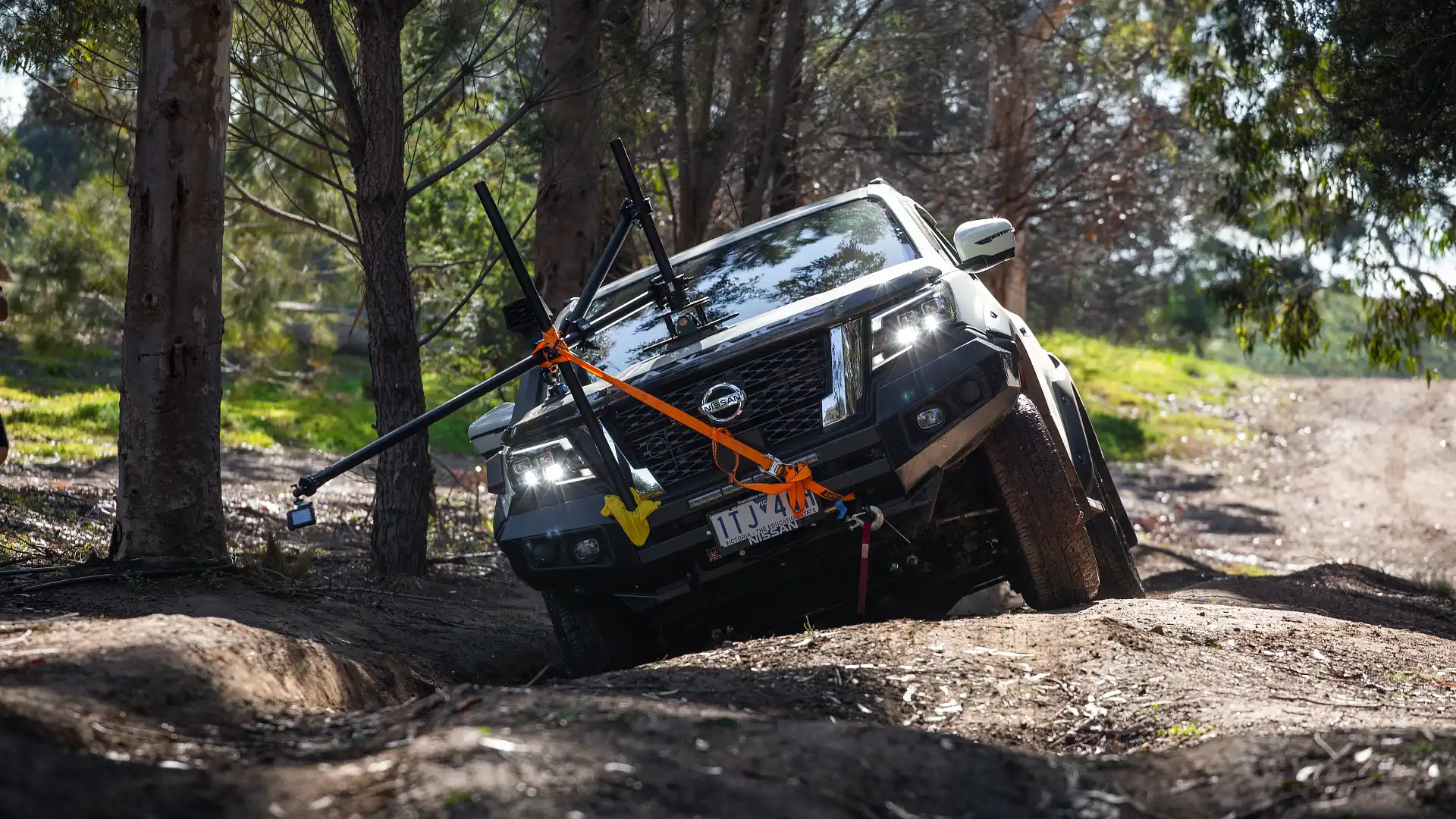 2021 Nissan Navara multi-angle off-road experience