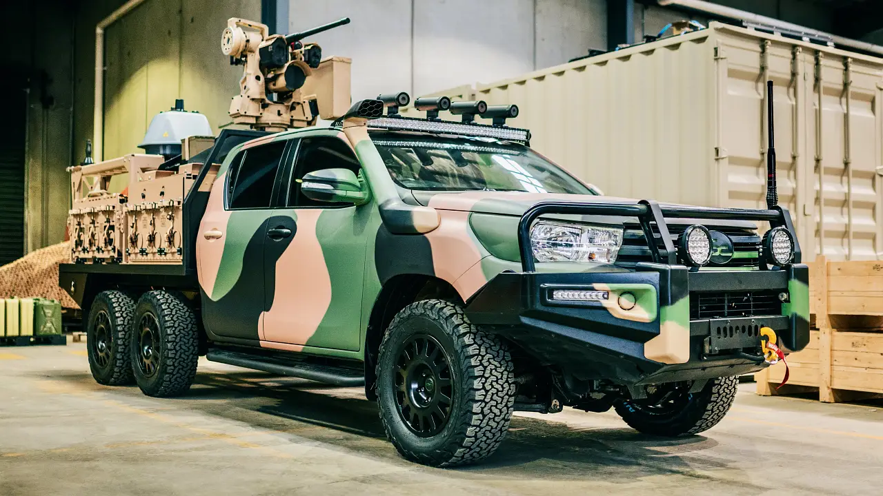 Toyota HiLux 6×6 prepares for war: Supacat MUV Hi-Load revealed