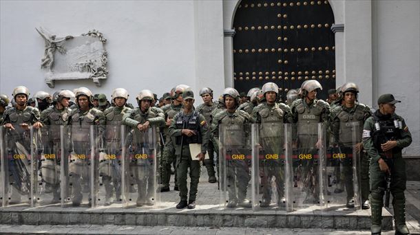 Dozenaka polizia Venezuelako Parlamentuaren aurrean, inbestiduraren aurreko egunetan. 