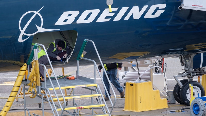 Con cientos de aviones en tierra, las acciones de Boeing se desploman