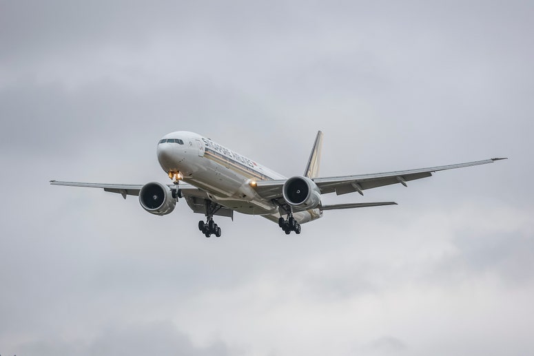 Boeing 777 de Singapore Airlines aterrizando en el aeropuerto de Heathrow, en Londres 