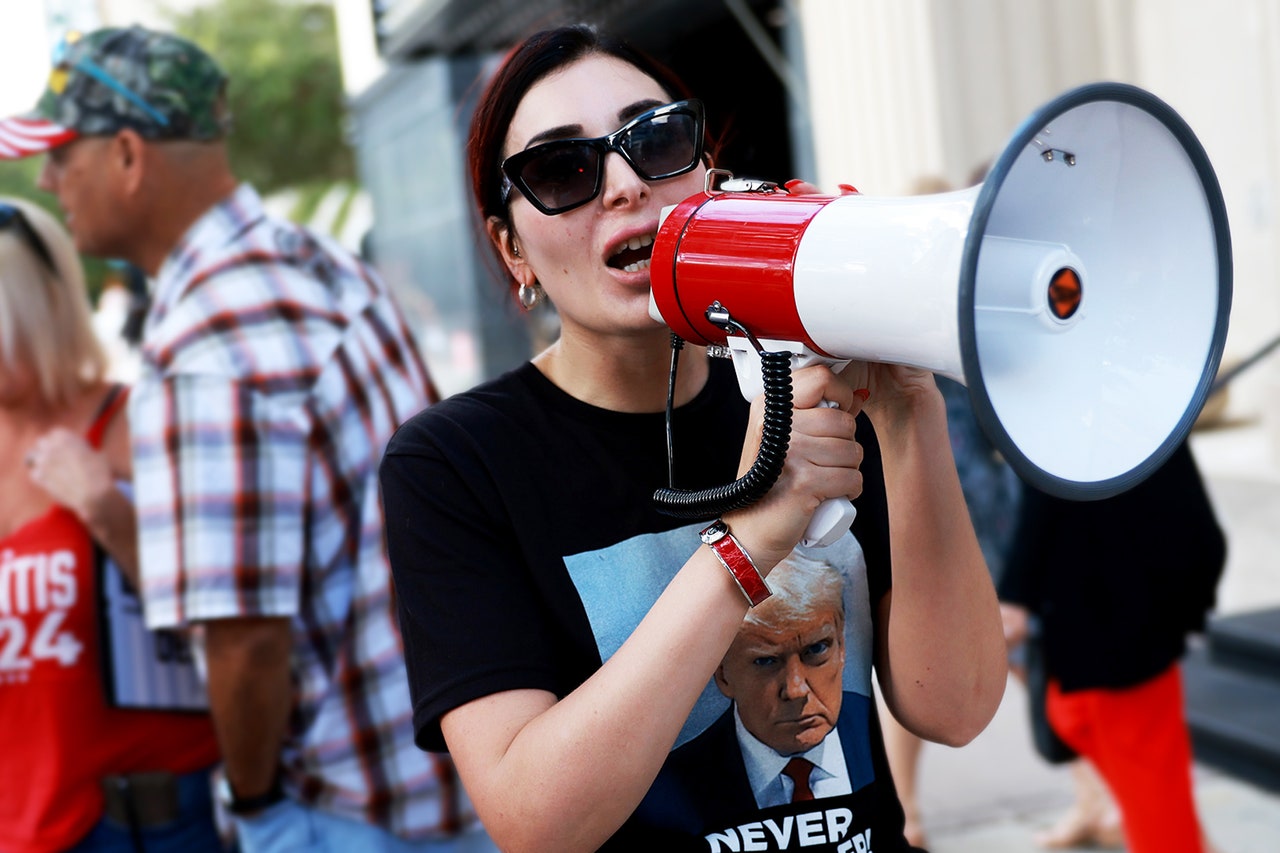 Ella es Laura Loomer, la célebre conspiranóica de derecha que se sube al avión de Donald Trump