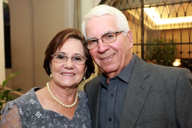 Ventelino Theodorovy, que por anos fotografou as grandes festas e personalidades de Curitiba para a coluna do saudoso Dino Almeida, comemorou Bodas de Ouro com dona Dirce, no último dia 30, com um jantar em família no restaurante Dom Antonio | 