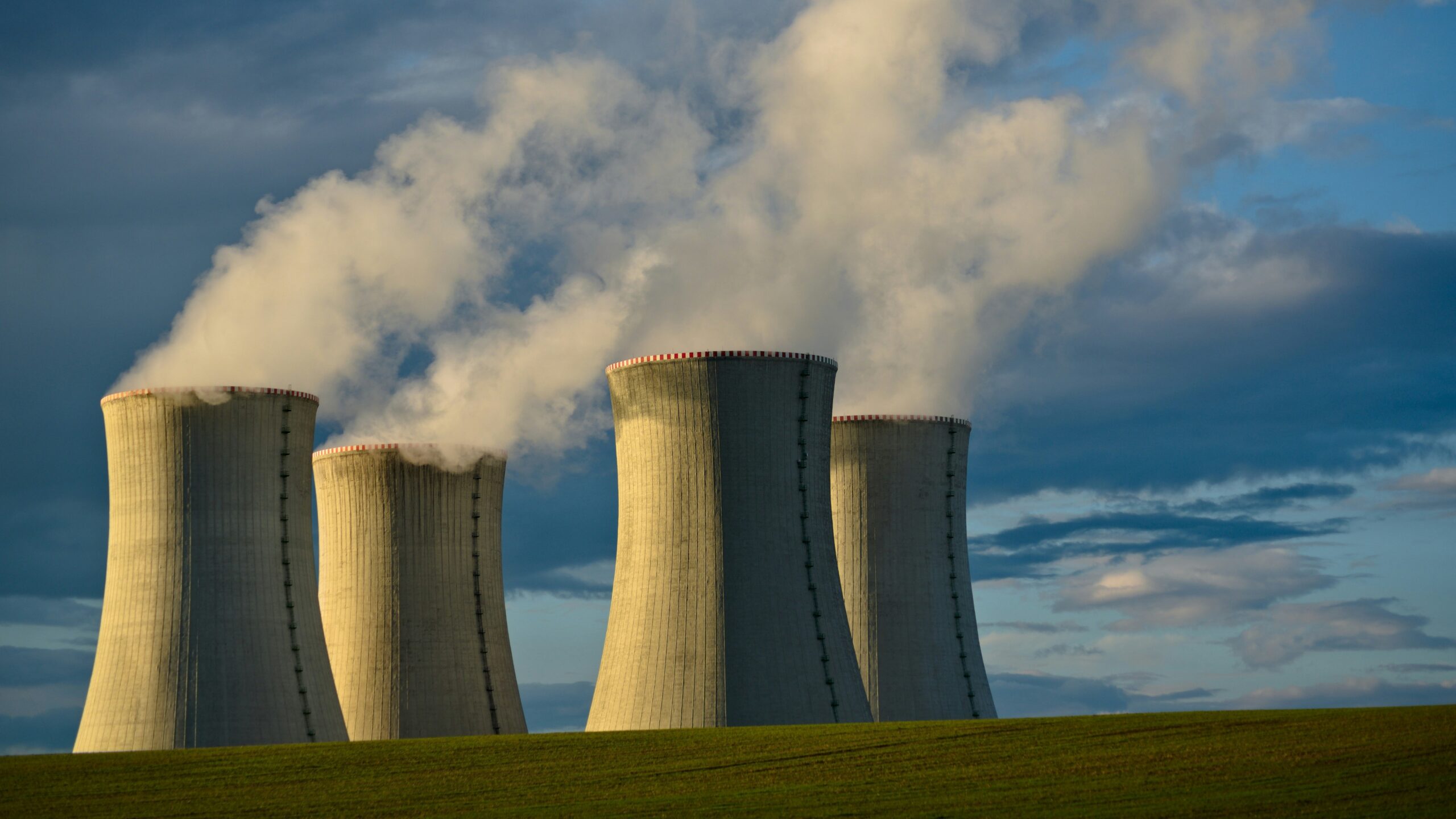 Usina na República Tcheca libera vapor d&#8217;água produzido no sistema de resfriamento: energia nuclear ganha espaço como alternativa eficaz para reduzir as emissões de gases de efeito estufa.