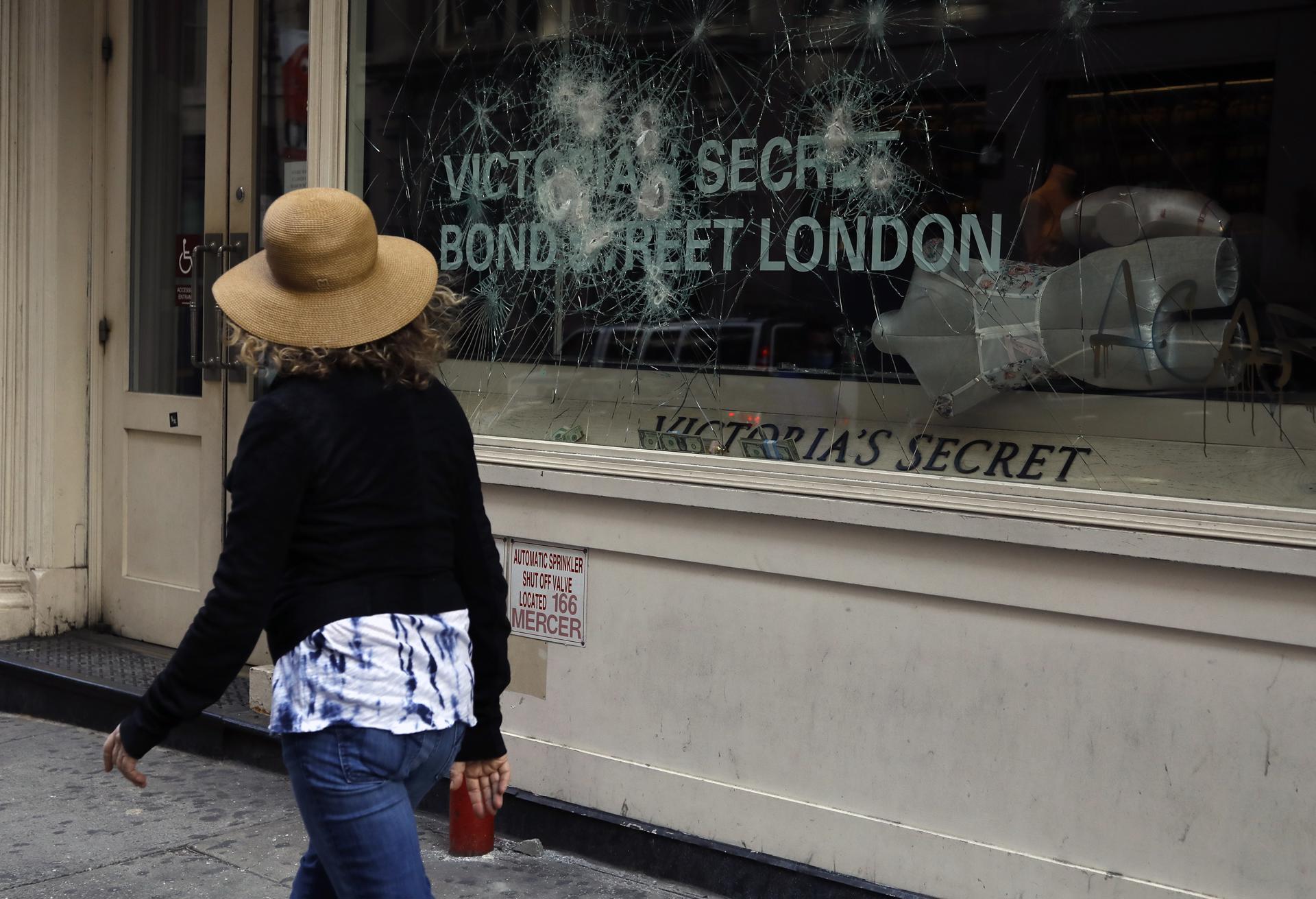 Uma mulher olha para a vitrine de uma loja da Victoria&#8217;s Secret que foi vandalizada após saques realizados na noite anterior por manifestantes, em Nova York, EUA, 01 de junho de 2020.