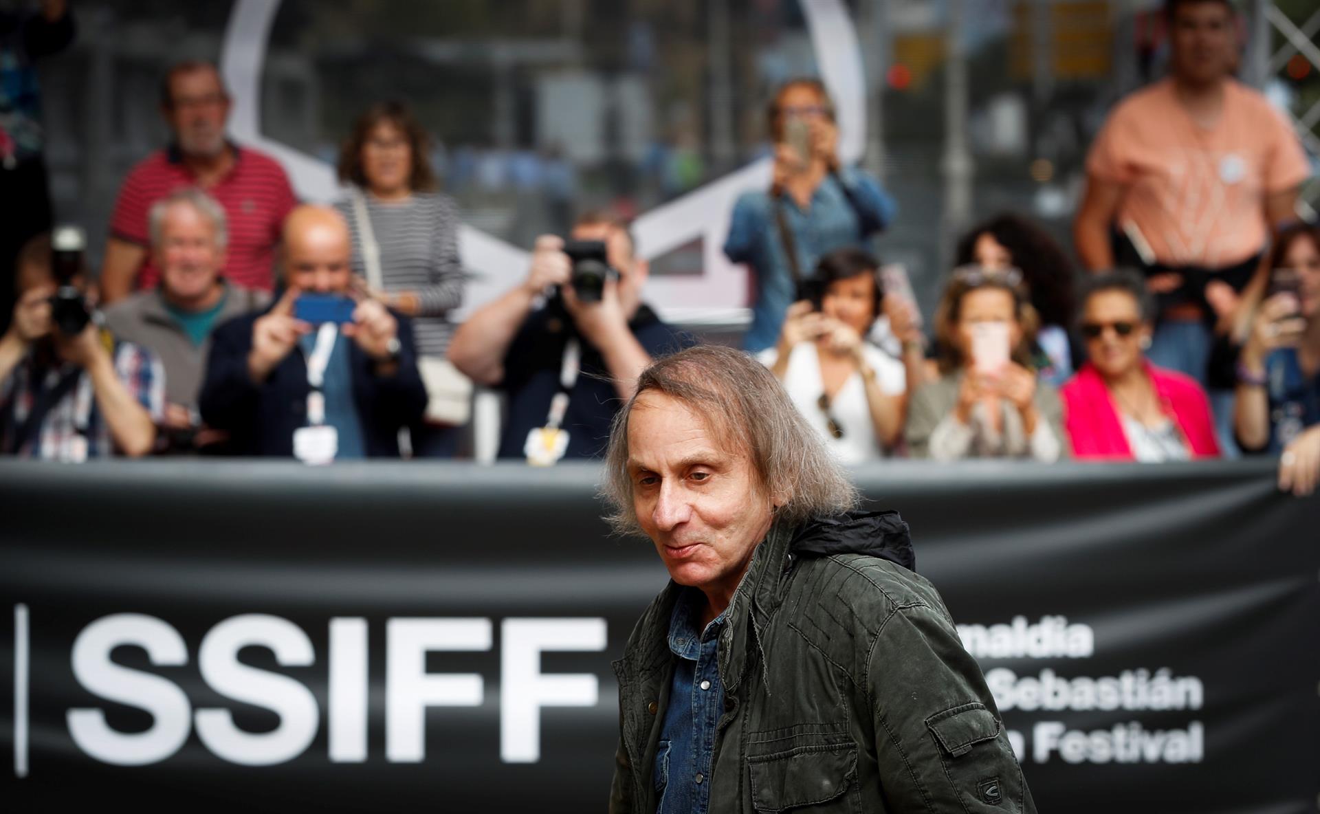 O poeta, romancista e ensaísta francês Michel Houellebecq chega ao hotel que hospeda os convidados do Festival de Cinema de San Sebastián (SSIFF), na Espanha.