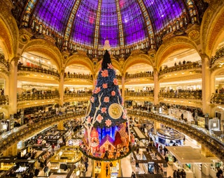 Galeries Lafayette Hausmann París Francia en interior de almacenes con juegos de luces y rbol navideño al centro