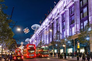 Oxford Street Londres Inglaterra con double deckers en la calle con gente caminando