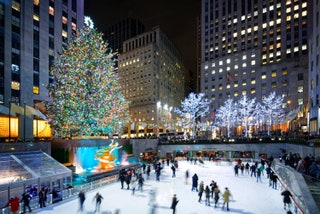 Rockefeller Center Nueva York Estados Unidos con pista de hielo y personas patinando con un rbol de Navidad