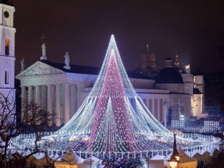 Plaza de la Catedral Vilna Lituania con rbol navideño de luces rodeado de edificios históricos